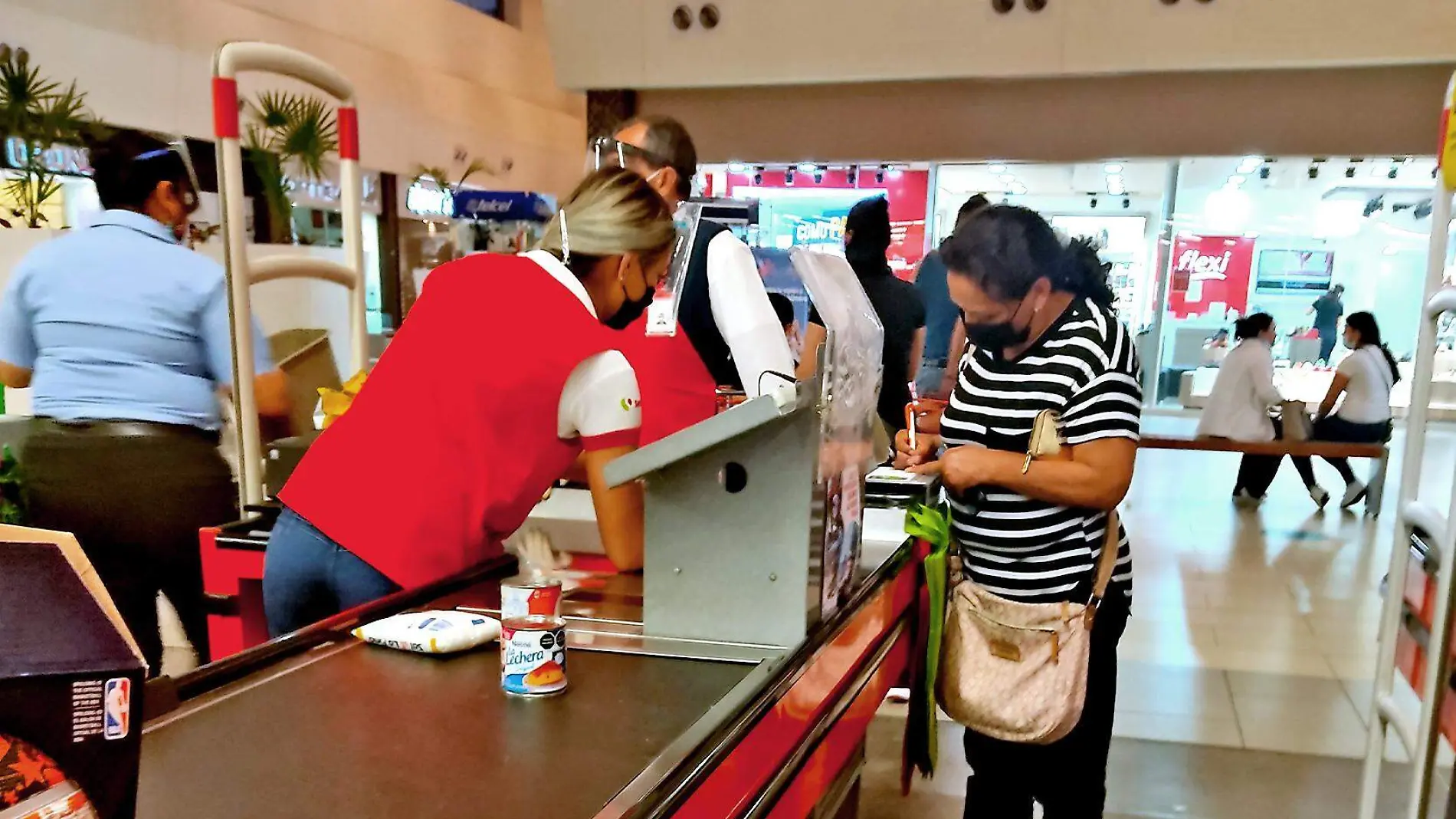 mujer cobra mercancía a persona adulto